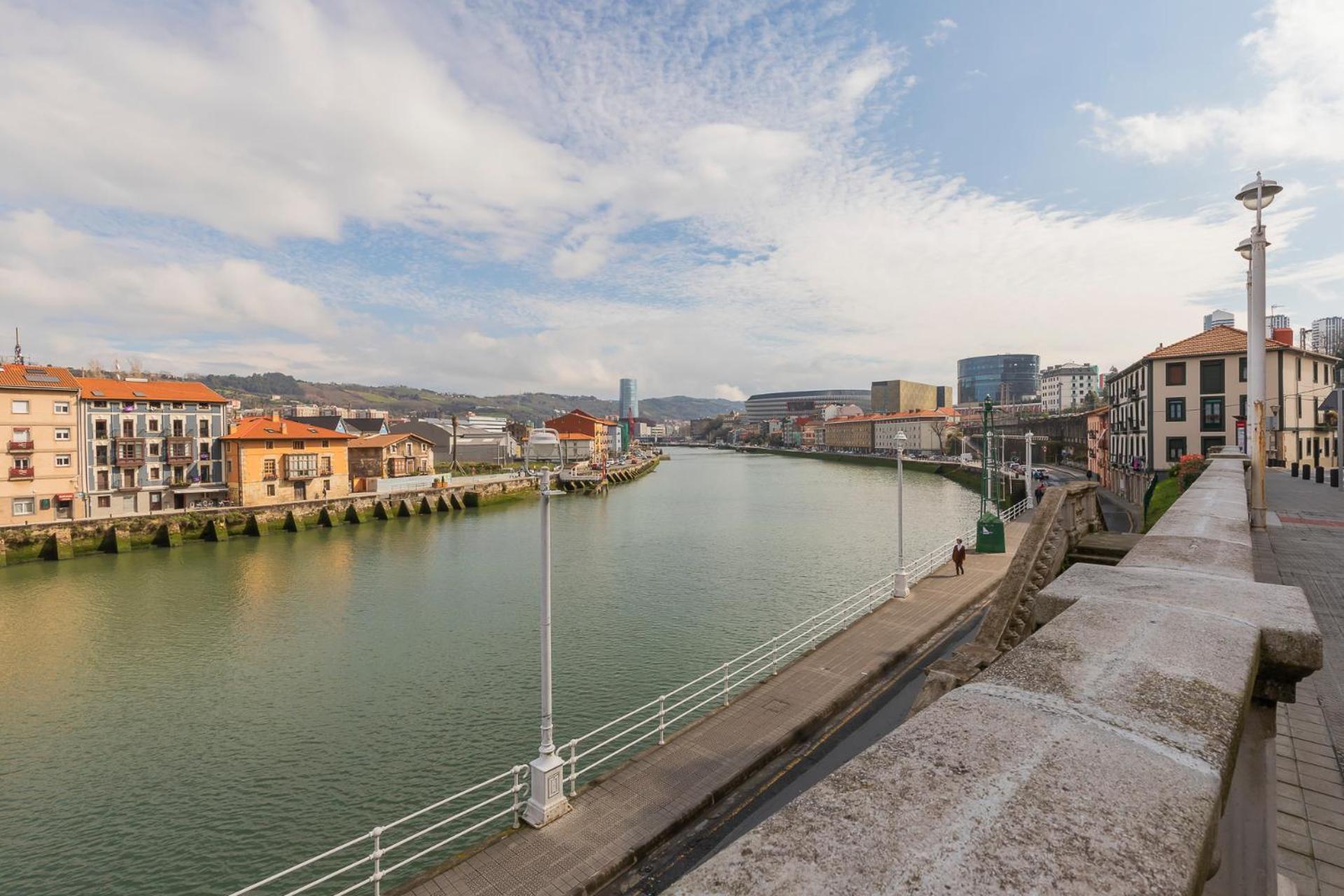 Akomodat En Apartamento Luminoso Junto Al Paseo De La Ria Bilbao Exterior photo